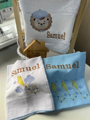 Kit Bebê Personalizado Leãozinho – Toalha + Fraldinhas Bordadas