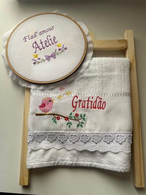 Toalha de Rosto Bordada “Gratidão” – Estilo Delicado e Afetivo